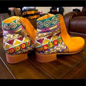 🌀✨EUC One of a Kind Light Brown Faux Leather Booties Unique Design Size 39✨🌀